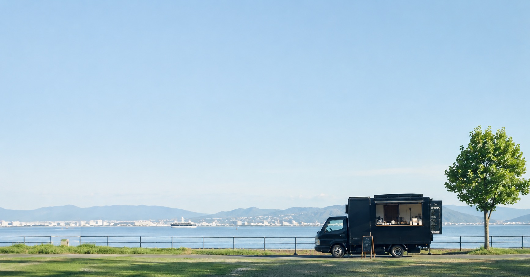 海辺に停まる Hitotoki Coffee キッチンカー